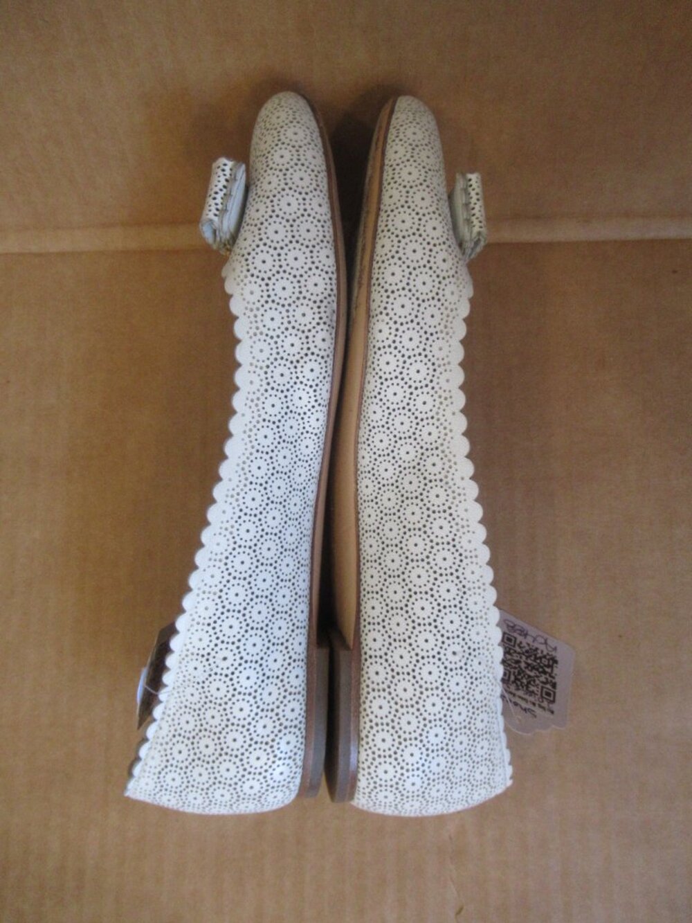 Salvatore Ferragamo Vintage Vara Perforated Leather Bow Pumps White Gold | 8 B - Picture 11 of 16
